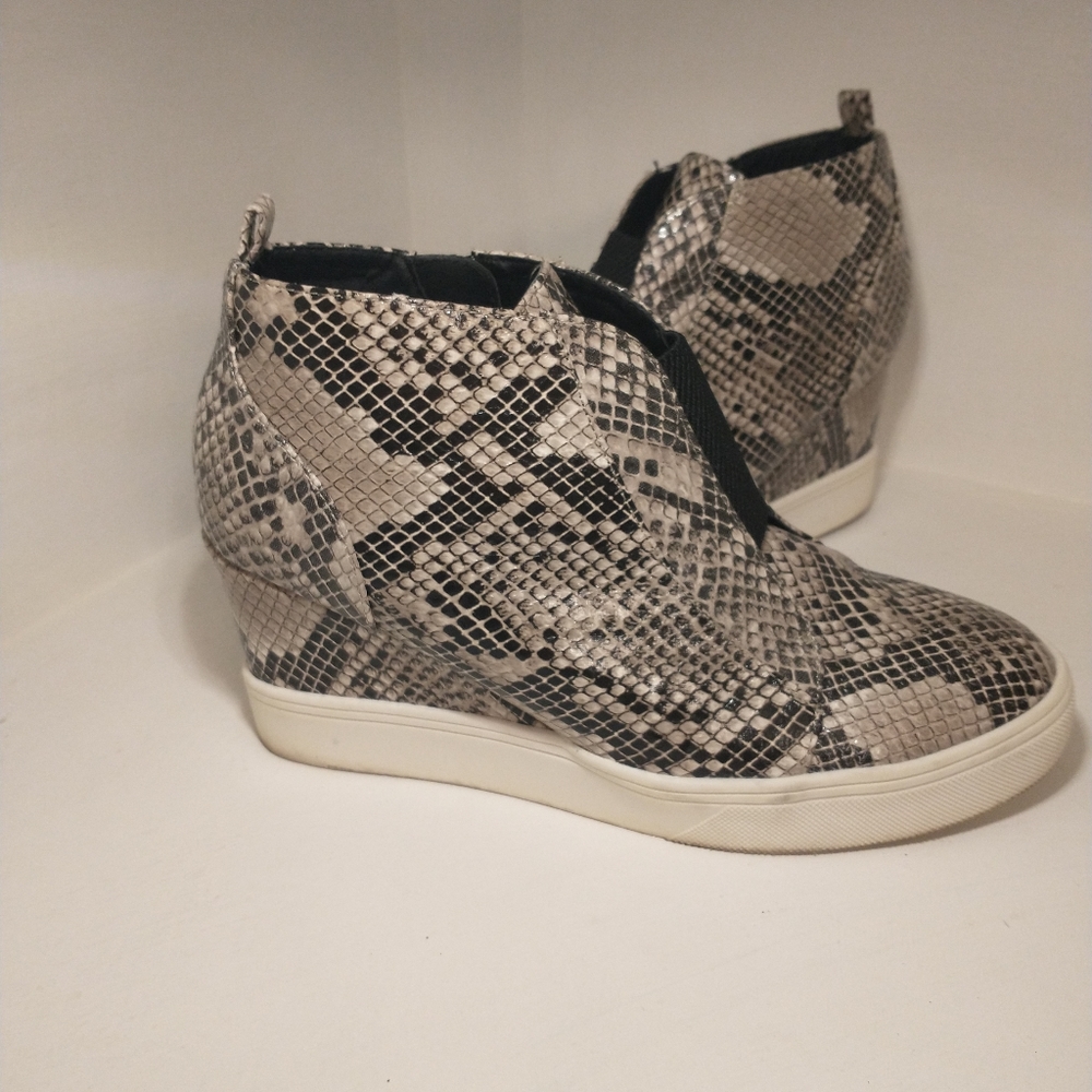 Women's size 7 wedge shoe